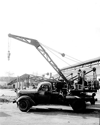1963年，徐工成功研发中国首台5吨汽车起重机